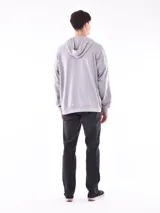 Hoodie de color gris claro, con capucha y bolsillo canguro frontal. Presenta puños y cintura acanalados.