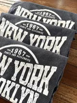 Remerón negro con estampa frontal con texto "New York Brooklyn Motorcyles Run and Wave".
