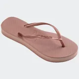 Ojotas Havaianas modelo Slim Flatform, color beige claro, con tiras finas metalizadas doradas y suela ligeramente elevada.