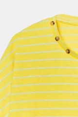Camiseta amarilla con rayas horizontales blancas, cuello redondo amplio con detalle de botones decorativos a lo largo del escote y mangas cortas de corte holgado.