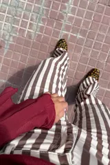 Remera de algodón color bordó, con mangas largas estilo oxford que presentan un diseño acampanado en los puños y escote bote.