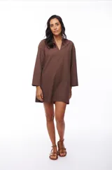 Vestido corto marrón de algodón con escote en V y mangas 3/4.