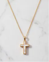 Collar de acero con baño de oro, compuesto por una cadena fina y un dije de cruz con incrustación de nácar.