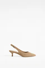 Zapato de tacón bajo tipo slingback, color beige, con punta fina y tira ajustable con hebilla en el talón.