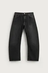 Jeans de denim de algodón en color negro con efecto lavado, corte amplio y silueta curva tipo barrel fit con pinzas en las rodillas. Presenta diseño clásico de cinco bolsillos y cierre frontal con cremallera y botón metálico.
