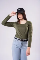 Remera de manga larga y cuello redondo, confeccionada en morley grueso de color blanco. Presenta un ajuste al cuerpo y diseño liso.