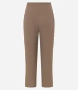 Pantalón zanahoria de sastrería color blanco, con cintura alta, trabillas y botón contrastante.