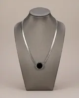 Collar tipo gargantilla de acero con cadena de eslabones planos y dije circular central con piedra ónix negra.