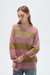 Sweater de tejido de punto calado con diseño a rayas horizontales en color blanco y azul marino, cuello redondo y mangas largas.