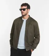 Chaqueta tipo bomber para hombre, color verde militar, con cierre frontal, cuello redondo y puños elásticos. Presenta un diseño liso y funcional con bolsillos.
