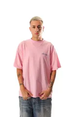 Remera de algodón peinado color rosa, de corte holgado y manga corta, con un pequeño bordado en el pecho.