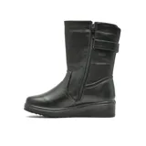 Bota de caña media color negro, confeccionada en cuero sintético con textura granulada. Presenta una suela de plataforma corrida y un detalle decorativo metálico en la parte superior de la caña.