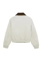 Campera corta acolchonada color beige, con cuello de pana en contraste color marrón. Presenta cierre frontal con botones a presión, bolsillos laterales y puños y bajo con acabado elástico.
