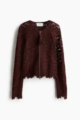 Cardigan entallado de crochet color marrón oscuro, con escote redondo, cierre frontal bidireccional con tirador de borla, mangas largas raglán y bordes festoneados en puños y dobladillo.