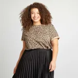 Camiseta de manga corta con estampado animal print color beige y marrón.
