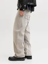 Jean baggy de tiro alto con calce holgado en toda la pierna. Diseño clásico de cinco bolsillos con lavado stonewash que le otorga un aspecto desgastado.