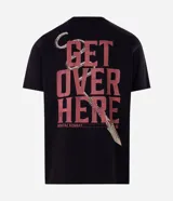 Remera negra de algodón con cuello redondo y mangas cortas, de corte comfort. Presenta una gran estampa en la espalda con la frase "Get Over Here" y un diseño gráfico de la lanza de Scorpion de Mortal Kombat.