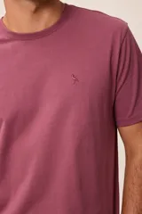 Remera básica de manga corta con cuello redondo y corte regular fit. Presenta un pequeño bordado en el pecho.