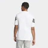 Remera Adidas de algodón con cuello redondo y mangas cortas. Presenta el logo de las 3 Barras centrado en el pecho y las icónicas 3 Rayas de la marca en ángulo sobre ambas mangas.
