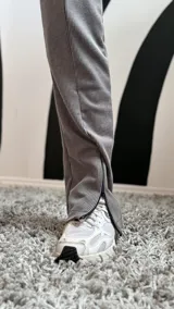 Calza de morley color gris vintage, con corte ajustado, costuras verticales frontales y aberturas en el ruedo.