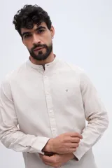 Camisa de lino y algodón color celeste, con cuello mao, cierre frontal de botones claros y pequeño bordado de pato en el pecho.