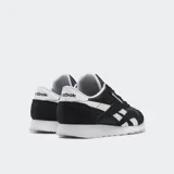 Championes Reebok Classic Nylon de hombre, color negro con detalles en blanco. Capellada de nylon y gamuza, entresuela de EVA y suela de goma.