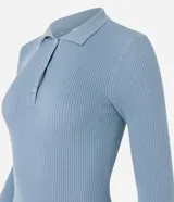 Vestido corto de corte evasé confeccionado en tejido de punto, con cuello polo, cierre frontal con botones y mangas largas.