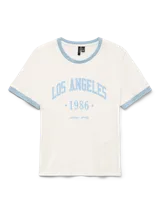 Remera blanca de manga corta con cuello redondo y ribetes celestes en cuello y mangas. Estampa frontal con el texto "LOS ANGELES •1986•" en celeste.
