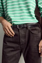 Cinturón de cuero negro con efecto vintage, diseñado en colaboración con Aaron Levine para Zara. Cuenta con una hebilla metálica de metal envejecido con pasador a juego.