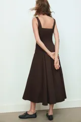 Vestido midi de algodón con escote cuadrado, tirantes anchos y falda con godets que aportan volumen. Cuenta con cierre lateral con cremallera oculta.