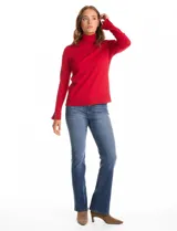 Polera de tejido fino, color rosado, con cuello alto, manga larga y detalle de tajo en los puños.