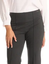 Pantalón de vestir marca Tahari, de corte recto y tiro alto. Confeccionado en tejido elastizado, presenta una faja interna en la cintura y costuras verticales pespuntadas en el frente de las piernas. Incluye un detalle metálico con logo.