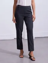 Pantalón de vestir color celeste, de corte recto y largo tobillero. Confeccionado en gabardina elastizada. Marca Zac & Rachel.