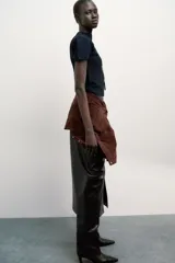 Jersey de punto liso color azul marino, con cuello redondo y mangas cortas abullonadas.