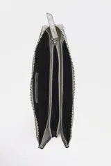 Cartera pequeña color dorado metálico con cierre superior. Presenta tachas plateadas decorativas a lo largo de los bordes superior e inferior.