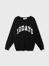 Suéter de punto negro con cuello redondo y corte holgado. Presenta el logotipo "10DAYS" bordado en blanco en el pecho con tipografía universitaria.