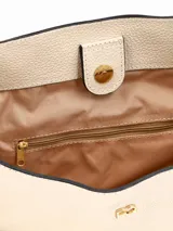 Cartera tipo shopper amplia de cuero graneado color crema, de moldería clásica y formato rectangular. Presenta pespuntes decorativos a contratono en los laterales y asas al hombro con correas de cuero. Incluye detalle de logo metálico frontal.