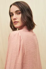 Camisa blanca de manga larga con cuello clásico y botones de nácar. Presenta detalles calados en el frente.