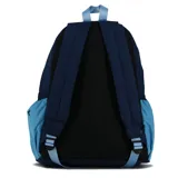 Mochila escolar Diadora de dos tonos, azul marino oscuro y azul celeste. Presenta un compartimento principal y un bolsillo frontal con cierre. El logo de Diadora está impreso en azul claro en la parte superior.