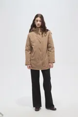 Campera de abrigo color beige, con capucha, cierre frontal con botones a presión y diseño de corte recto y holgado.