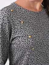 Remera de manga larga con estampado de rayas horizontales finas, cuello redondo y detalle de botones decorativos en el hombro derecho.