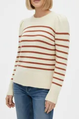 Sweater acrílico con diseño de rayas horizontales verdes sobre base blanca, cuello redondo y mangas largas con fruncido en los hombros.