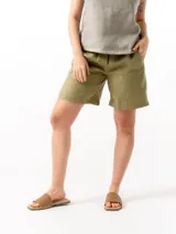 Shorts de lino color verde oliva, con cintura elástica y cordón ajustable.