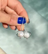 Aros colgantes de plata 925 con perlas de río. Las perlas están sujetas con una cinta de plata de 5 mm.