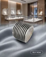 Anillo ancho de plata 925 con diseño de múltiples bandas horizontales en bajo relieve y acabado empavonado.
