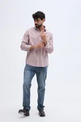 Camisa de manga larga de lino y algodón color rosado, de corte semi slim y cuello camisero con cierre frontal de botones.
