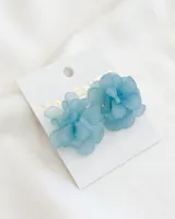 Par de aros colgantes con forma de flor color celeste.