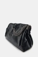 Bolso de hombro negro con detalle de costuras y tres compartimentos, uno con cierre de cremallera. Asa de hombro con cadena y cierre mediante imán.