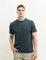 Remera verde militar de manga corta y cuello redondo.