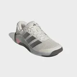 Championes de entrenamiento Adidas Dropset 4, diseñados para ejercicios de fuerza y alta intensidad. Presentan un diseño en tonos gris claro con las icónicas tres tiras en color plateado, mediasuela con tecnología Repetitor y refuerzo en el talón con detalle en color salmón.